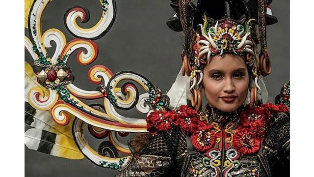 7 Potret Penampilan Cinta Laura Di Jember Fashion Carnaval 2019 Tampil