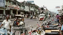 Jl. Malioboro sudah menjadi pusat perbelanjaan sejak zaman dulu. Terlihat masih banyak becak, parkiran motor-motor klasik di tepi jalan hingga bapak-bapak penunggang Vespa di tahun 1980an. (Source: Instagram/@perfectlifeid)