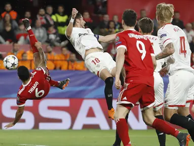Aksi pemain Bayern, Thiago (kiri) melakukan tendangan salto ke gawang Sevilla pada leg pertama Liga Champions di Sanchez Pizjuan stadium, Seville, (3/4/2018) waktu setempat. Beyern menang 2-1. (AP/Miguel Morenatti)