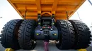 Pengunjung memerhatikan bagian belakang sebuah truk pertambangan yang dipamerkan dalam "Expomin 2014" di Santiago, Chili. (21/4/2014). (REUTERS/Ivan Alvarado)