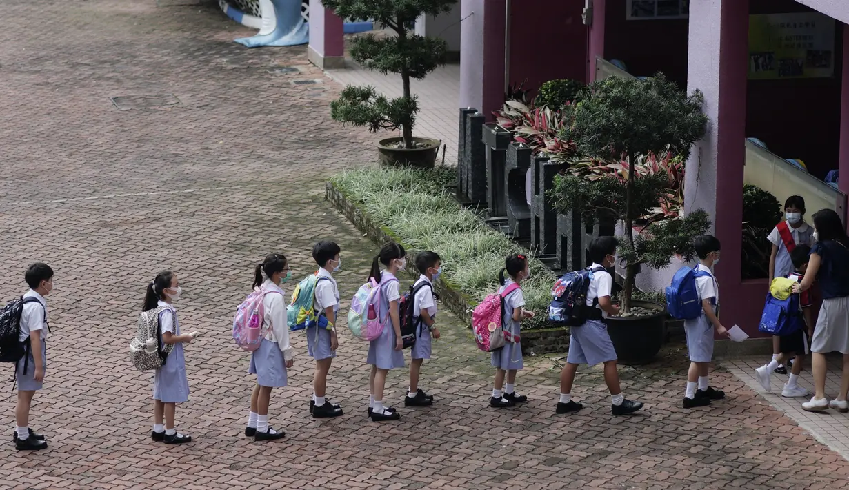 Para murid mengantre untuk memasuki sekolah dasar (SD) di Hong Kong, China, pada 29 September 2020. Penyebaran COVID-19 di Hong Kong telah menurun signifikan berkat respons antiepidemi yang cepat dan dukungan kuat dari otoritas pusat. (Xinhua/Wang Shen)