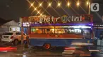 Penampakan kafe yang menggunakan angkutan metromini di Bekasi, Jawa Barat, Kamis (15/4/2021). Kafe ini berinovasi di tengah pandemi COVID-19 dengan menggunakan armada metromini yang sudah tidak terpakai sebagai tempat makan pengunjung. (Liputan6.com/Herman Zakharia)