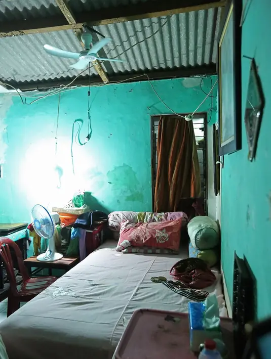 Warna dinding yang sudah memudar, bagian atap yang hanya berupa seng asbes tanpa ada langit-langitnya, serta kabel listrik yang bergelayutan tampak hadir di rumah tua yang menjadi saksi hidup Laila Sari hingga akhir hayatnya. (Bambang E.Ros/Bintang.com)