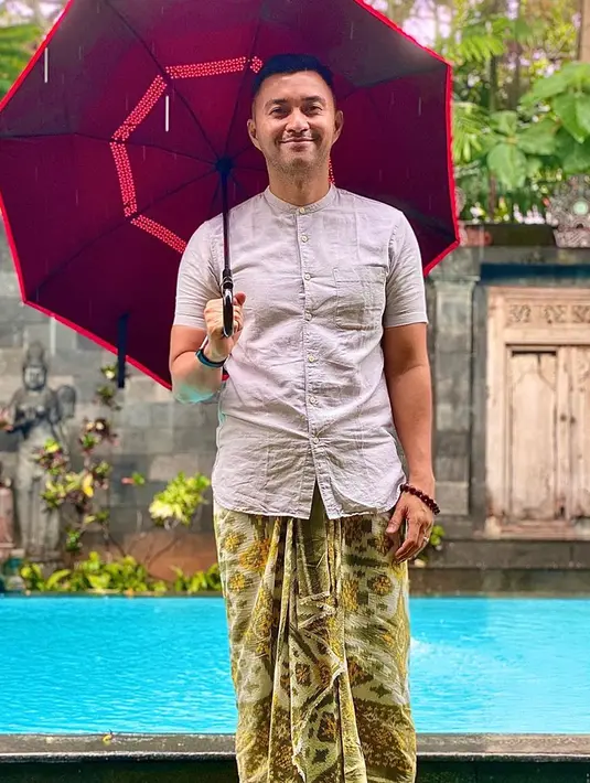 Anjasmara tampil sederhana dengan atasan kemeja atau kaus putih. Kain sarung dengan beragam motif membuatnya nampak lebih berkharisma dan memesona. (Liputan6.com/IG/@anjasmara)