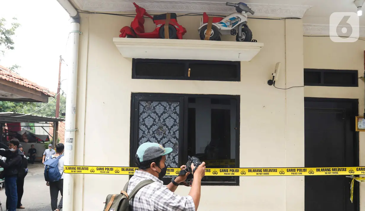 Para korban yang ditemukan di kamar mandi diduga  telah tewas beberapa hari sebelum ditemukan lantaran bau busuk yang menyengat di sekitar rumahnya. (Liputan6.com/Herman Zakharia)