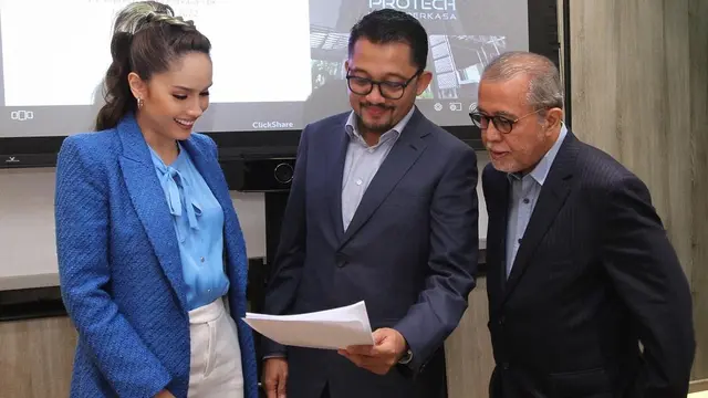 Diangkat Jadi Komisaris, Ini 7 Potret Cinta Laura dengan Busana Formal