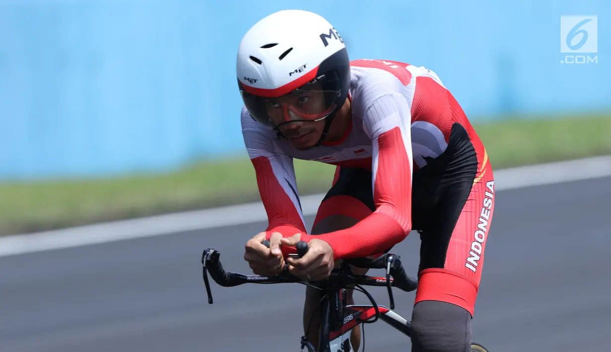 Atlet ParaCycling, M Fadli Immamuddin saat laga di nomor Individual Time Trial C4 Asian Para Games 2018 di Sirkuit Sentul Bogor, Senin (8/10). M Fadli menyelesaikan lima putaran lomba dengan waktu 28 menit 21,835 detik. (Liputan6.com/Helmi Fithriansyah)