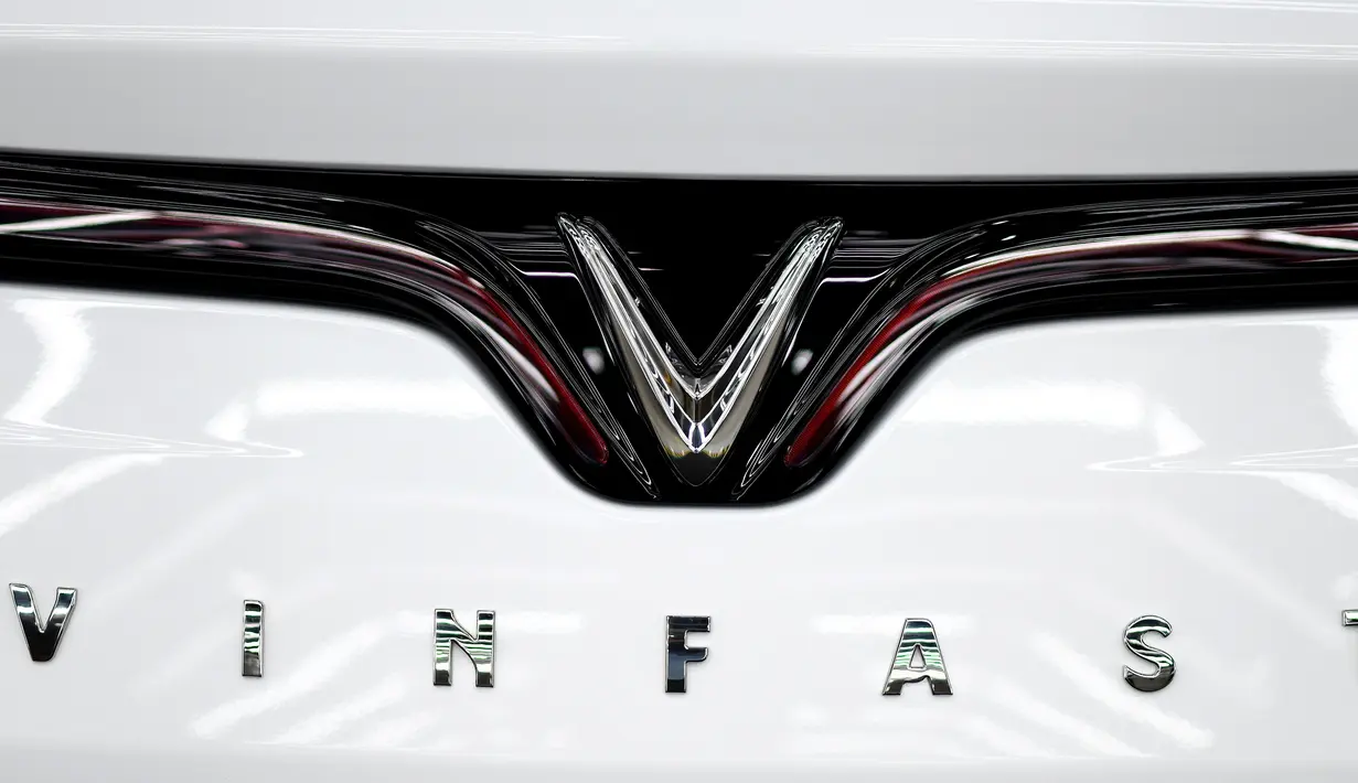 Logo VinFast yang terlihat pada sebuah mobil di pabrik perakitan di Haiphong, Vietnam, Jumat (14/6/2019). Direktur Vingroup Nguyen Viet Quanghe mengaku telah menerima pesanan untuk 10.000 unit mobil. (Manan VATSYAYANA/AFP)