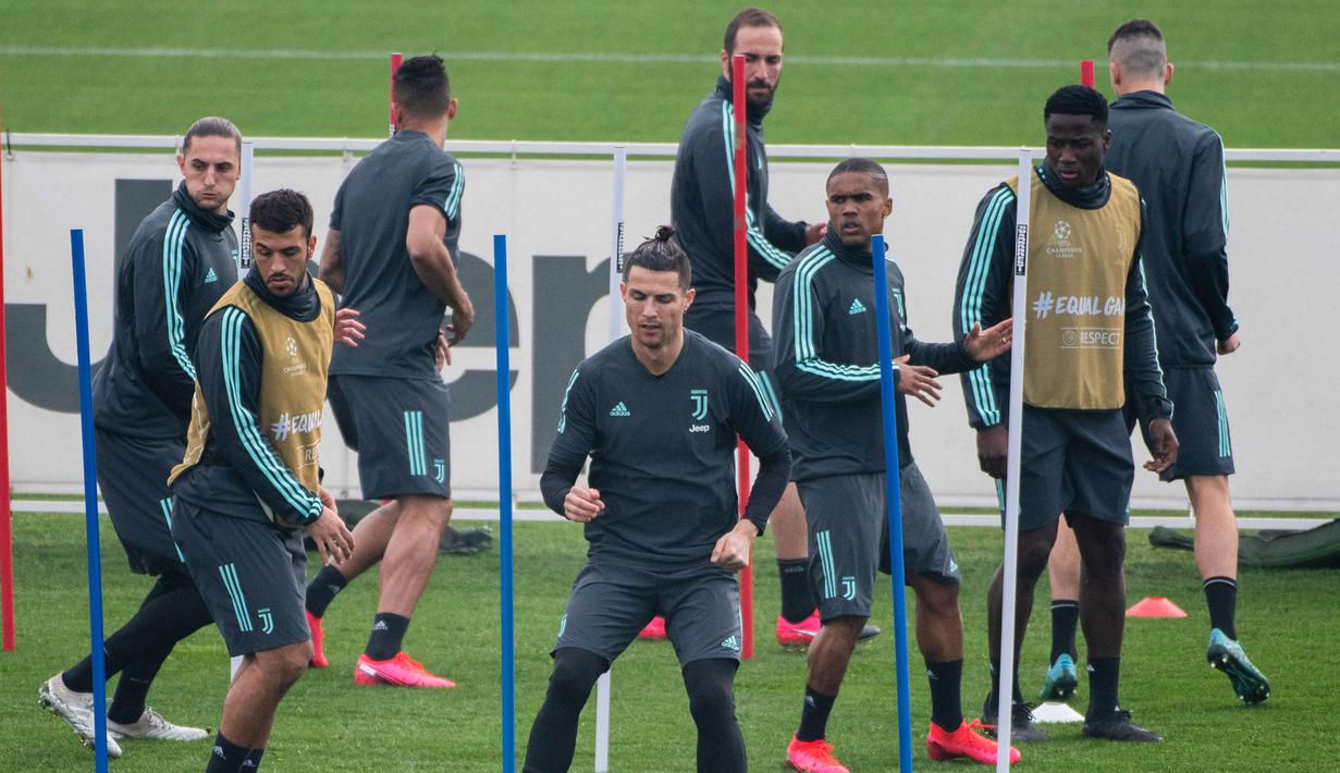 Pemain Juventus Cristiano Ronaldo (tengah) berlatih bersama rekan setimnya di Turin, Italia, Selasa (25/2/2020). Juventus akan bertandang ke markas Lyon untuk pertandingan leg pertama babak 16 besar Liga Champions, Kamis (27/2/2020) dinihari WIB. (Marco Alpozzi/LaPresse via AP)