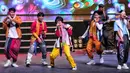 Boyband asal Indonesia, UN1TY saat menghibur para penggemar mereka di Jakarta, Sabtu (17/12). UN1TY menggelar konser tunggal pertama kalinya yang bertajuk “UN1VERSARY: The Show”. (Liputan6.com/Angga Yuniar)
