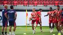 Pemain PSS Sleman, Kim Jeffry Kurniawan (tengah) terlihat antusias saat latihan resmi PSS Sleman di Stadion Kapten I Wayan Dipta, Bali, Jumat (30/6/2023). (Bola.com/Alit Binawan)