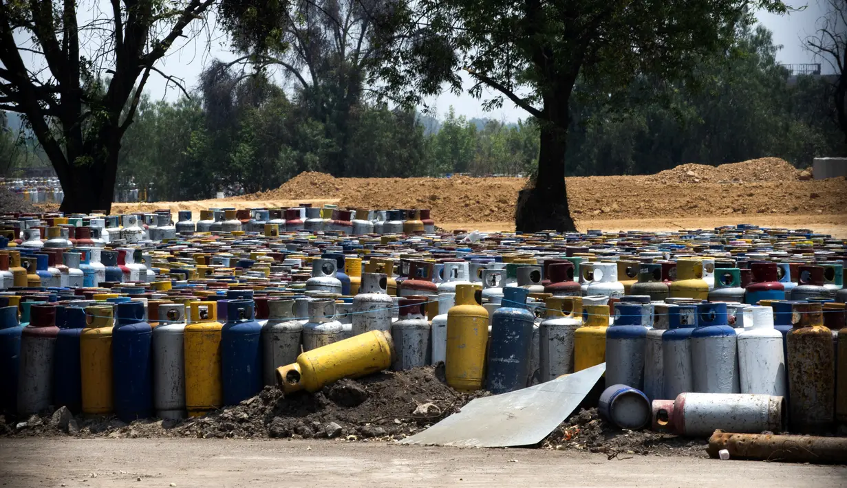 Pemandangan udara bekas kilang 18 de Marzo, tempat tabung gas LP bekas yang tidak digunakan terlihat di Mexico City, pada 4 April 2022. Menurut warga sekitar, bau yang terlalu menyengat menyebar dan mereka hidup dalam ketakutan akan ledakan gas atau membuat sakit. (CLAUDIO CRUZ / AFP)
