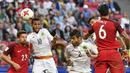 Para pemain Meksiko dan Portugal berebut bola saat laga grup A piala Konfederasi 2017 di Kazan Arena, (18/6/2017). Portugal bermain imbang 2-2. (AP/Martin Meissner)