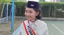 <p>Bilqis pun mengenakan peci hitam dengan lambang bendera merah putih di atas rambut pendek ikalnya. Ia tampak mengenakan anting-anting minimalis. [@ayutingting92]</p>