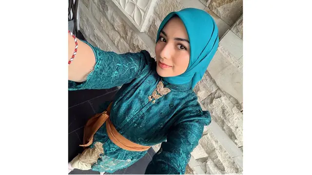 5 Potret Citra Kirana Pakai Kebaya Brokat Hijau Toska di Nikahan Sahabat Artis