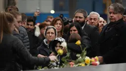 Keluarga korban membawa bunga mawar dalam peringatan 25 tahun serangan bom truk di WTC, New York City, Amerika Serikat, Senin (26/2). Dalam serangan saat itu enam orang terbunuh dan lebih dari 1.000 orang terluka. (Spencer Platt/Getty Images/AFP)