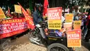 Aksi pengemudi becak bermotor (bentor) saat menggelar unjuk rasa di depan Gedung DPRD DIY, Rabu (30/3/2016). Dalam aksinya, mereka menuntut hentikan razia bentor dan melegalkan moda transportasi tersebut. (Foto: Boy Harjanto)