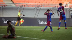Pemain Barcelona U-18 Jan Molina Vilaseca (kanan) melakukan selebrasi usai mencetak gol ke gawang Bali United U-18 pada pertandingan International Youth Championship (IYC) 2021 di Jakarta International Stadium (JIS), Jakarta, Minggu (17/4/2022). Barcelona U-18 menang 3-0.(Liputan6.com/Faizal Fanani)
