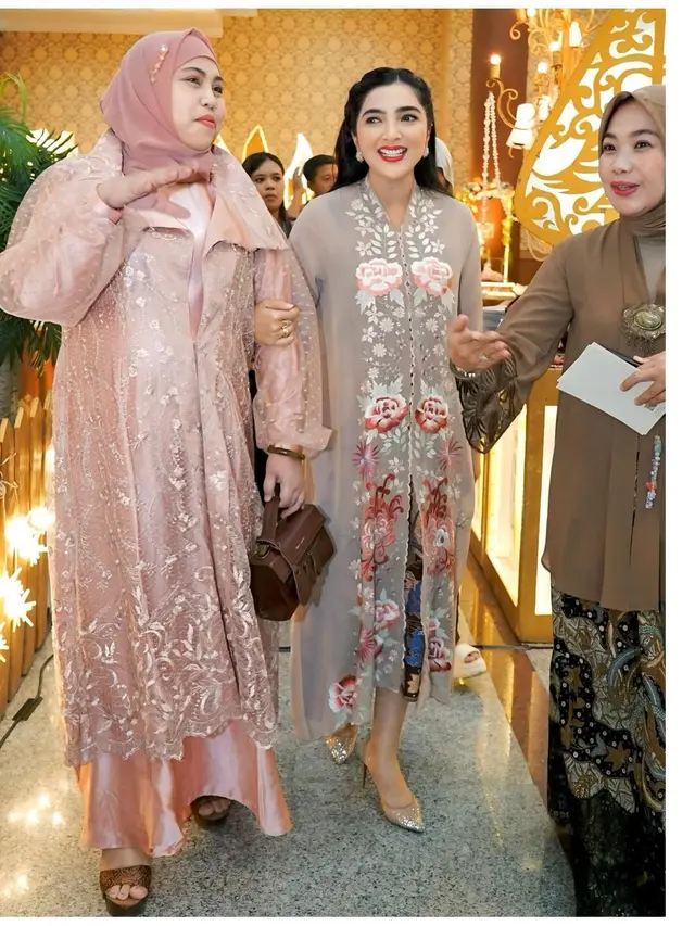 6 Potret Outfit Kebaya Ashanty di Kondangan Teman Kuliah, Inspirasi Gaya Elegan