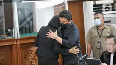 Terdakwa Ferdy Sambo dan Putri Candrawathi hadir dalam sidang dengan agenda pemeriksaan saksi kasus dugaan pembunuhan berencana Brigadir J di Pengadilan Negeri Jakarta Selatan, Selasa (1/11/2022). Di Hadapan Majelis Hakim, Ferdy Sambo dan Putri Candrawathi sempat berpelukan. (Liputan6.com/Faizal Fanani)