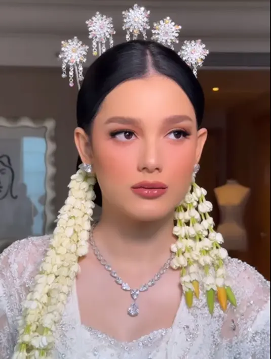 Momen pakai baju pengantin ini pertama bagi Yasmine Ow. Pasalnya pernikahannya dengan Aditya Zoni pada Desember 2021 lalu digelar secara siri dan setelahnya tidak ada acara lain yang digelar. Yasmine Ow dan Aditya Zoni sempat menjalani LDR beda negara sebelum akhirnya Yasmine dilamar Adit pada 14 Desember 2021. Momen lamaran ini sempat bikin publik terkejut. (Liputan6.com/IG/@bennusorumba)