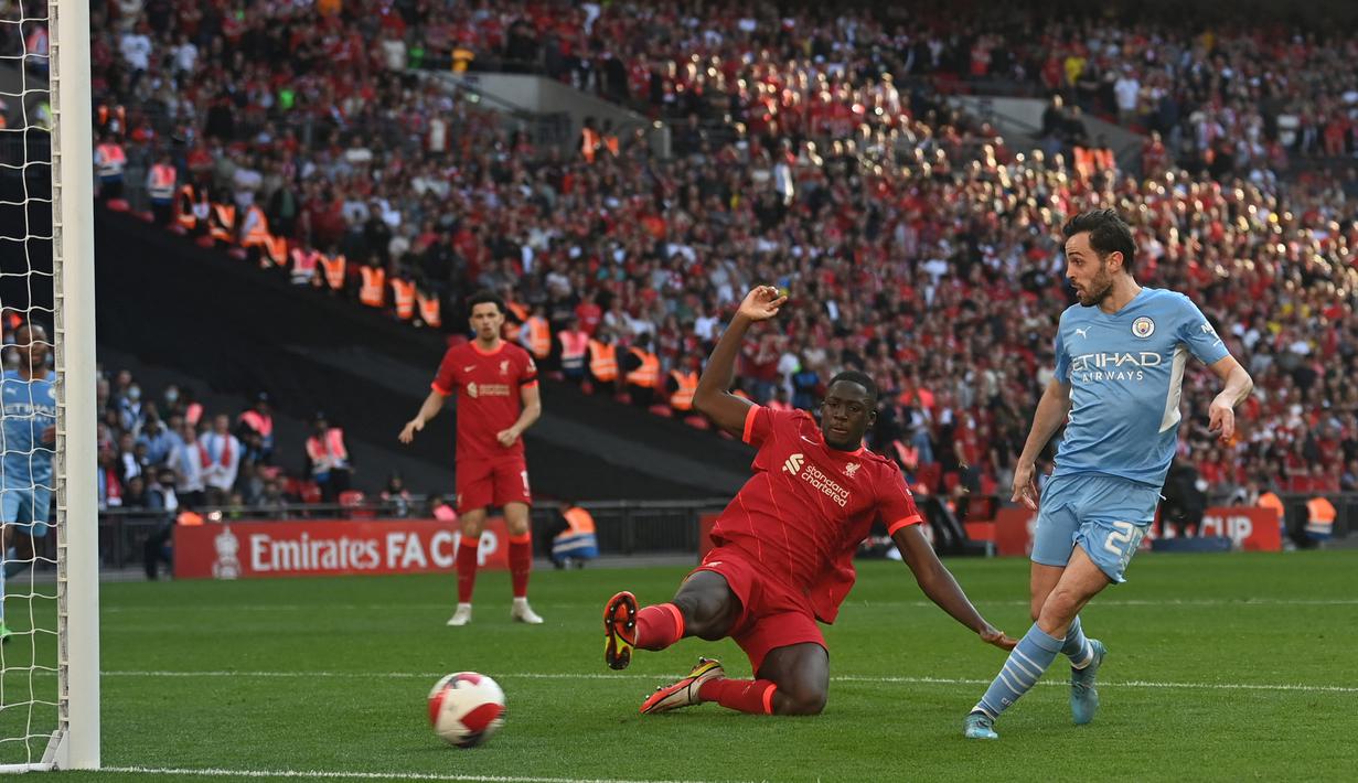 Man City yang telat panas membuat skor menjadi 3-2 pada menit 90+1. Bola liar dari Mahrez dapat disambar Bernardo Silva. Laga berjalan sangat seru pada injury time! Tapi, tidak ada gol ketiga untuk Man City. (AFP/Glyn Kirk)