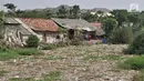 Kondisi rumah warga di bantaran Kali Pisang Batu dipenuhi sampah di Desa Setia Asih, Tarumajaya, Kabupaten Bekasi, Senin (29/7/2019). Kali Pisang Batu kembali dipenuhi limbah pabrik dan sampah rumah tangga hampir sebulan terakhir. (merdeka.com/Iqbal Nugroho)