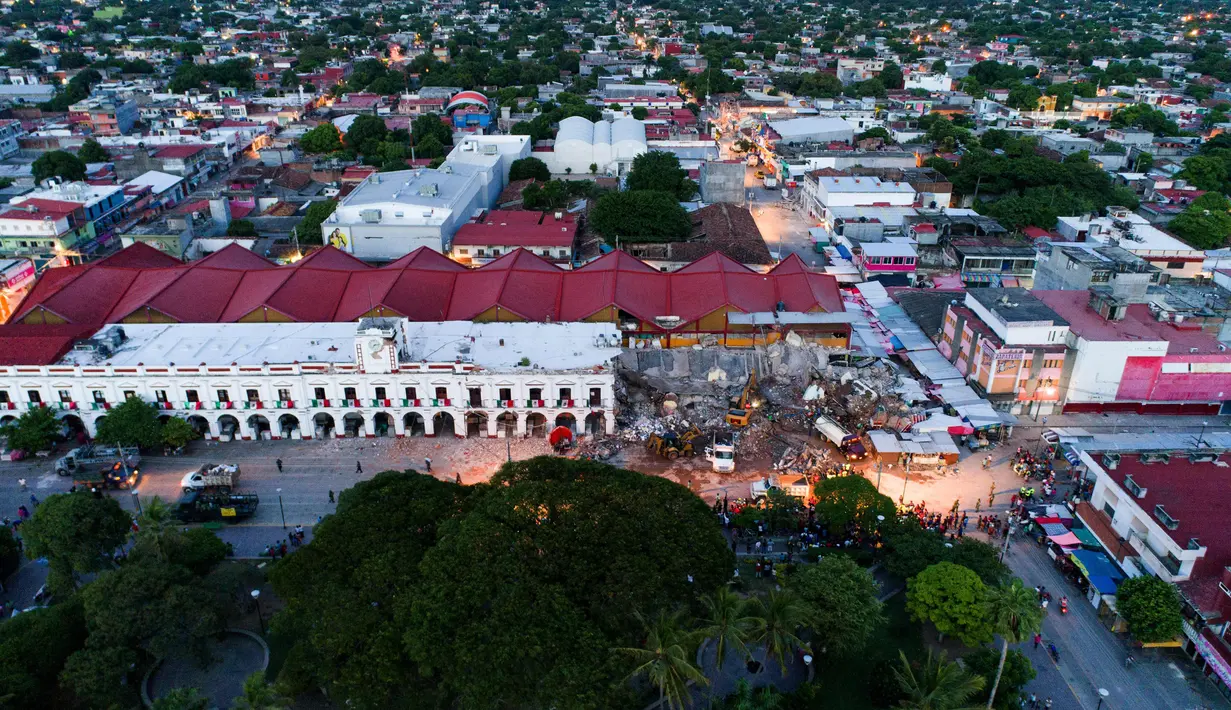 Kondisi yang terjadi di wilayah Juchitan de Zaragoza usai dilanda gempa 8,2 SR di negara bagian Oaxaca, Meksiko (8/9). (AFP Photo/Ronaldo Schemidt)