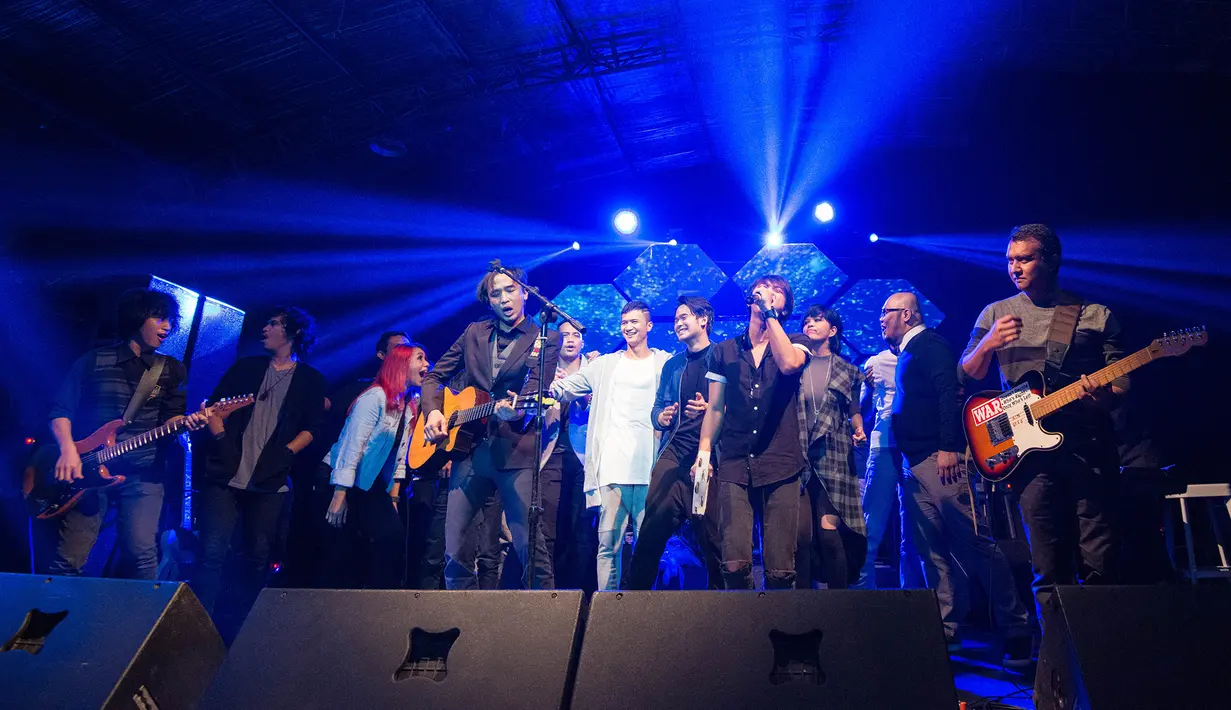 Lagu-lagu di album The Best Cuts Of Piyu disuguhkan dalam racikan baru meskipun perbedaannya tidak terlalu signifikan. Karena Piyu memang me-recycle kembali lagu-lagu hitsnya selama bersama PADI dan artis lain. (Dezmond Manullang/Bintang.com)