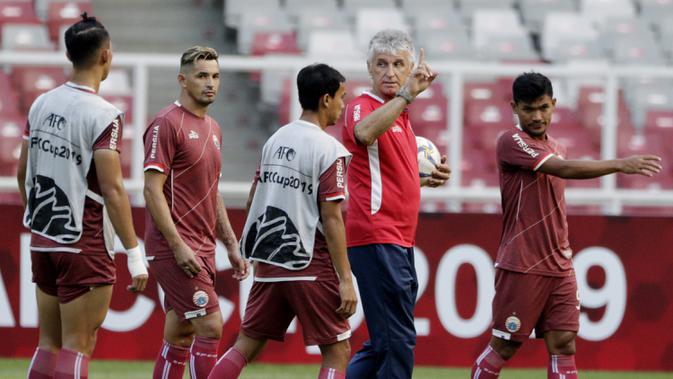 Pelatih Persija Jakarta, Ivan Kolev, memberikan arahan kepada anak asuhnya saat latihan jelang laga Piala AFC 2019 di SUGBK, Jakarta, Senin (25/2/2019). Persija akan Melawan Becamex Binh Duong. (Bola.com/M Iqbal Ichsan)