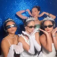 Tamu yang hadir di ulang tahun ke-30 Yuki Kato cosplay dengan tema Y2K. Begitu juga Yuki Kato yang tampil menjadi Jenna Rink dari film 13 Going On 30 dengan mengenakan mini dress colorful. [@enzystoria]