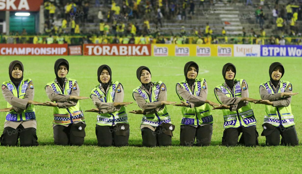 Salah satu aksi Polwan yang tergabung dalam grup Warabsari dengan seni Banjari usai laga Gresik United melawan Sriwijaya FC pada Torabika SC 2016 di Stadion Tri Dharma, Minggu(12/6/2016). (Bola.com/Nicklas Hanoatubun)