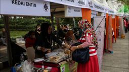 Warga mengunjungi salah satu stan stan UMKM Bazaar Kuliner di kawasan Jakarta, Minggu (26/6/2022). Bazar ini diselenggarakan dalam rangkaian perayaaan HUT ke-495 DKI Jakarta. (Liputan6.com/Johan Tallo)
