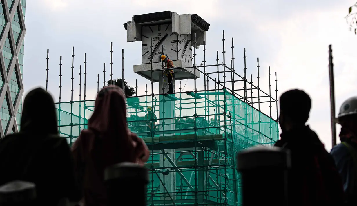 Aktivitas pekerja di Tugu Jam Thamrin, Jakarta, Kamis (18/11/2021). Tugu Jam Thamrin akan dipindah sementara seiring pengerjaan konstruksi bawah tanah Fase 2A sepanjang 2,8 kilometer yang menghubungkan Stasiun Bundaran HI hingga Stasiun Harmoni. (Liputan6.com/Faizal Fanani)
