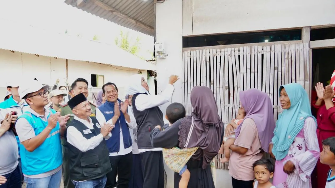 Khofifah menyalakan listrik rumah warga di Situbondo. (Istimewa)