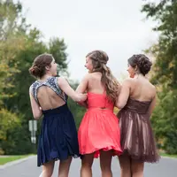 Ilustrasi outfit kondangan. (Photo by Amy Kate on Unsplash)