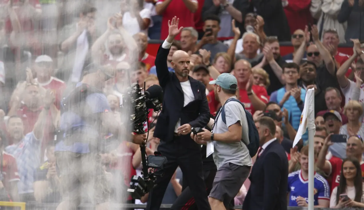 Pelatih Manchester United, Erik ten Hag melambaikan tangan kepada para penggemar saat ia tiba sebelum dimulainya pertandingan melawan melawan Brighton & Hove Albion pada pekan pembuka Liga Inggris 2022/2023 di stadion Old Trafford di Manchester, Inggris, Minggu (7/8/2022). (AP Photo/Dave Thompson)