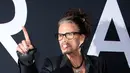Vokalis band Aerosmith, Steven Tyler menghadiri gala premiere film "Ad Astra" di The Cinerama Dome, Los Angeles, Rabu (18/9/2019). Di acara tersebut selain mengajak putri-putrinya, Steven Tyler juga menggandeng  pacarnya, Aimee Preston. (VALERIE MACON / AFP)