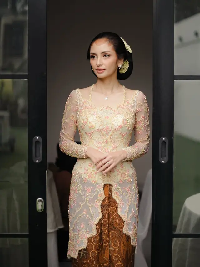 Valerie Tifanka Kenakan Kebaya Adat Jawa di hari pernikahan. [@valtifanka]