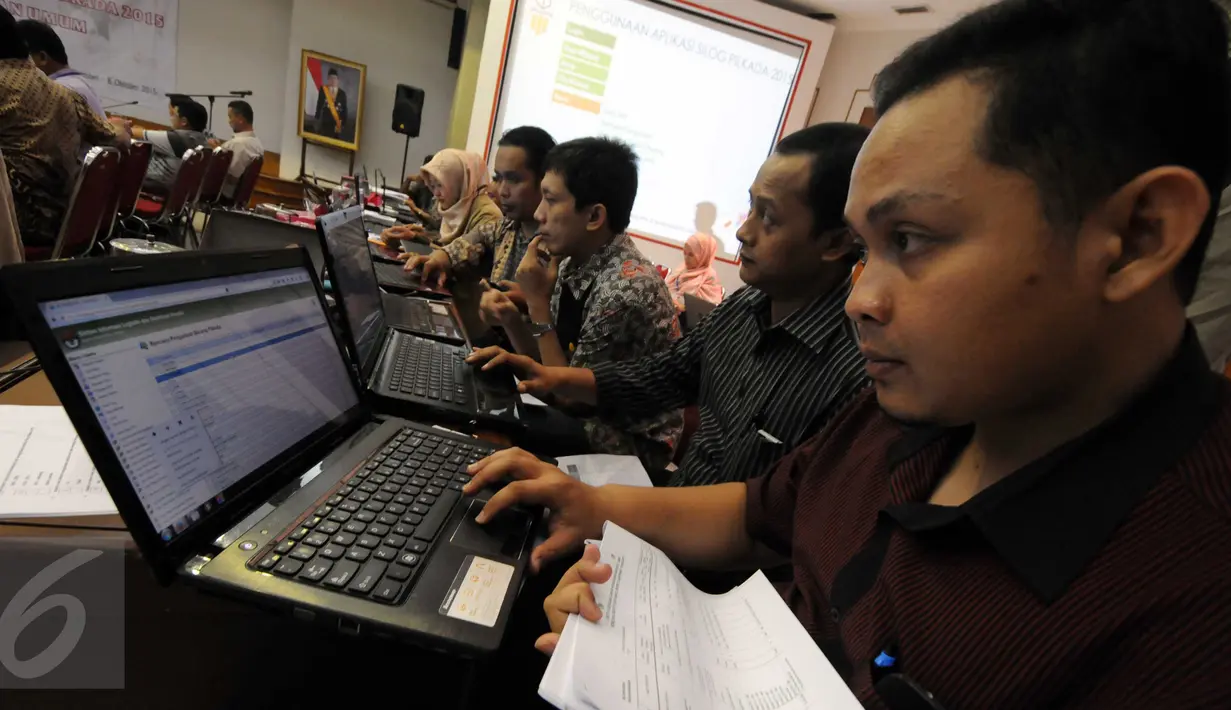 Peserta menjajal aplikasi sistem informasi logistik (Silog) Pilkada 2015 saat rapat koordinasi di Kantor KPU Pusat, Jakarta, Rabu (30/9/2015). Rapat dipimpin komisioner KPU Hadar Nafis Gumay dan Arief Budiman. (Liputan6.com/Helmi Afandi)