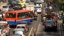 Beberapa kendaraan nekat melintasi jalur bus Transjakarta di jalan Kramat Raya, Jakarta (22/6/2016). Pemprov DKI Jakarta harus membuat kebijakan atau terobosan radikal untuk segera mengatasi kemacetan di Jakarta. (Liputan6.com/Helmi Fithriansyah)