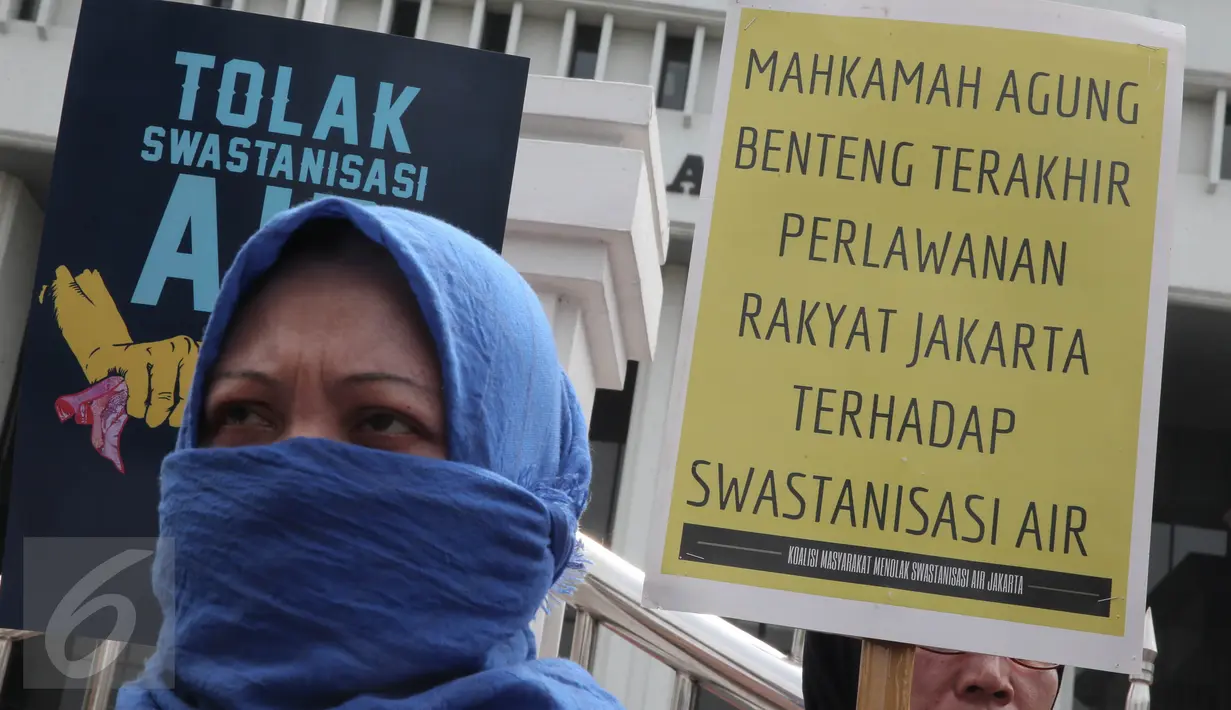 Seorang pendemo saat menggelar aksi membawa atribut poster menolak swastanisasi air Jakarta, di depan Gedung Mahkamah Agung, Jakarta, Jumat (3/6). Mereka meminta MA memutus secara adil dan bijak hak atas air. (Liputan6.com/Faizal Fanani)