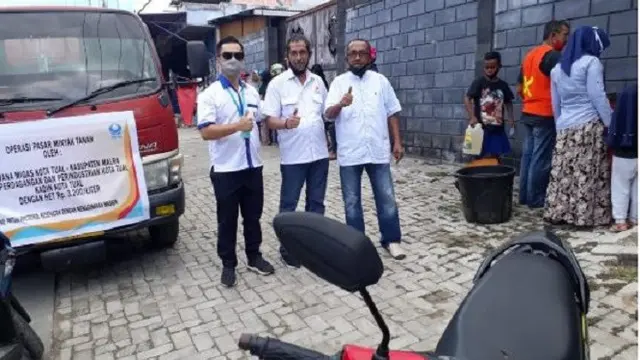 Operasi pasar kelangkaan minyak tanah di Kota Tual, Maluku (Foto: Ist)