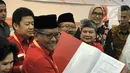 Sekjen PDIP Hasto Kristiyanto menunjukkan daftar bakal caleg di Gedung KPU, Jakarta, Selasa (17/7). (Merdeka.com/Iqbal Nugroho)