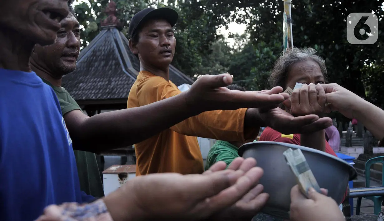 Pengemis meminta sedekah kepada peziarah di Kompleks Makam Sunan Gunung Jati, Desa Astana, Cirebon, Jawa Barat, Kamis (31/3/2022). Puluhan pengemis menjadi pemandangan umum ketika umat muslim berziarah ke Makam Sunan Gunung Jati, terlebih jelang Ramadhan. (merdeka.com/Iqbal S. Nugroho)