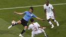 Aksi penyerang Uruguay, Edinson Cavani (kiri) melepaskan tembakan melewati adangan dua pemain Portugal pada laga 16 besar Piala Dunia 2018 di Fisht Stadium, Sochi, Rusia, (30/6/2018). Portugal kalah 1-2. (AP/Darko Vojinovic)