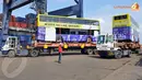 Bus tingkat tampak dibawa dengan menggunakan truk untuk diperiksa kelengkapan dokumennya. Bus tingkat wisata ini akan beroperasi di beberapa titik penghentian dan penumpangnya tidak dikenakan biaya (Liputan6.com/Johan Tallo).