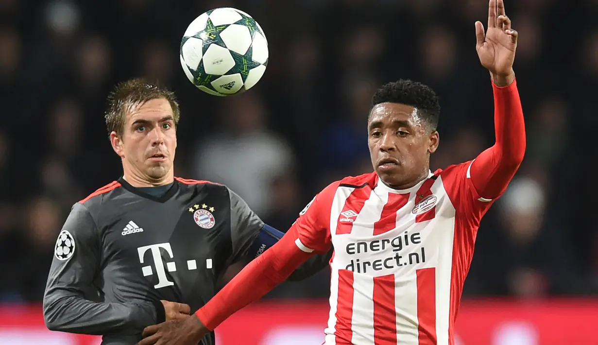 Steven Bergwijn. Sayap kiri Belanda berusia 25 tahun yang sejak awal musim 2022/2023 memperkuat Ajax ini tercatat menjadi penjualan termahal keempat PSV sepanjang sejarah. Steven Bergwijn yang pernah membela PSV selama 5 musim mulai pertengahan 2014/2015 hingga pertengahan 2019/2020 setelah dipromosikan dari PSV U-21 ini akhirnya dilepas ke Tottenham Hotspur pada tengah musim 2019/2020 dengan nilai transfer 30 juta euro atau setara Rp495 miliar. Bersama PSV ia total tampil dalam 149 laga di semua ajang dengan torehan 31 gol dan 41 assist. (AFP/Christof Stache)