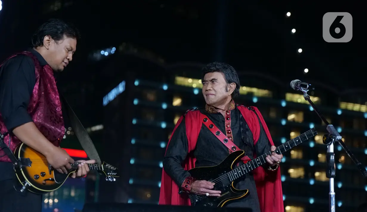 Aksi panggung Rhoma Irama bersama Soneta Group di konser Happy New Year 2020 di Bundaran HI, Jakarta, Selasa (31/12/2019). Konser Happy New Year 2020 diadakan oleh Indosiar. (Liputan6.com/Herman Zakharia)