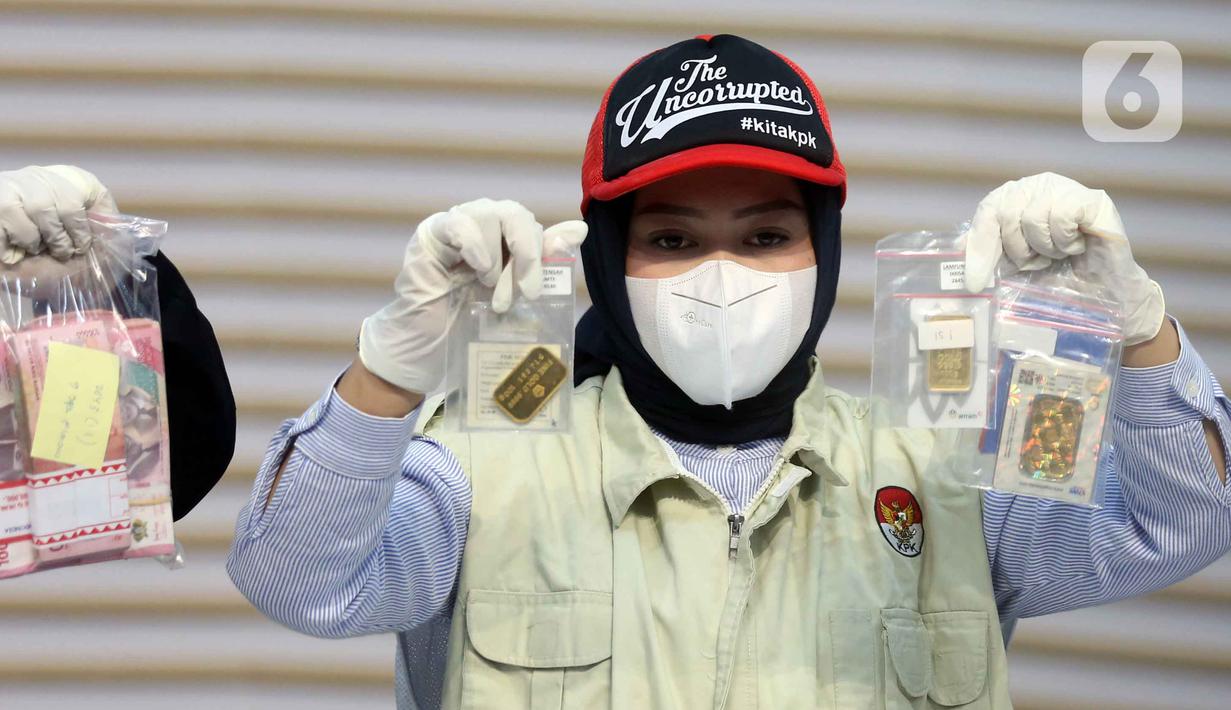 Petugas memperlihatkan barang bukti penangkapan Bupati Lampung Tengah, Ardito Wijaya, di Gedung Merah Putih Komisi Pemberantasan Korupsi (KPK), Jakarta, Kamis (11/12/2025). Komisi Pemberantasan Korupsi (KPK) menyita sejumlah barang bukti hasil Operasi Tangkap Tangan (OTT) Bupati Lampung Tengah, Ardito Wijaya. (Liputan6.com/Helmi Fithriansyah)